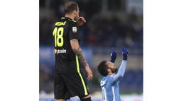 Pemain Lazio, Felipe Anderson merayakan golnya ke gawang Hellas Verona Fc pada lanjutan Serie A Liga Italia di Stadion Olimpic0, Roma, Italia, Jumat(12/2/2016). (EPA/Claudio Peri)