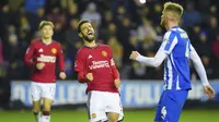 Ekspresi Bruno Fernandes saat membela Manchester United (MU) menghadapi Wigan Athletic di Piala FA, Selasa (9/1/2024) dini hari WIB di DW Stadium. (AP Photo/Jon Super)