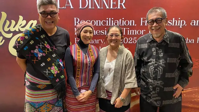 Deddy Mizwar bersama produser film Saat Luka Bicara Cinta.