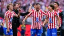 Pelatih Atletico Madrid, Diego Simeone, bersama anak asuhnya merayakan kemenangan atas Real Madrid pada laga Liga Spanyol 2025/2026 di Stadion Wanda Metropolitano, Sabtu (27/9/2025). (AP Photo/Manu Fernandez)