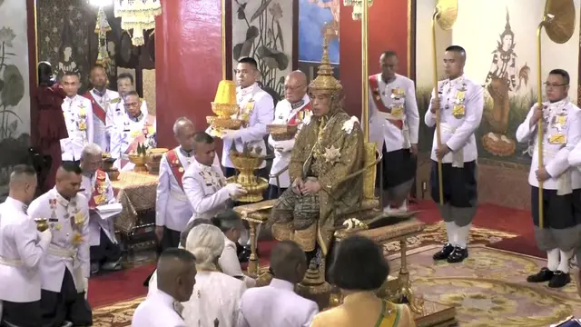 Raja Thailand Maha Vajiralongkorn usai dinobatkan pada Sabtu, 4 Mei 2019 (AP Photo)