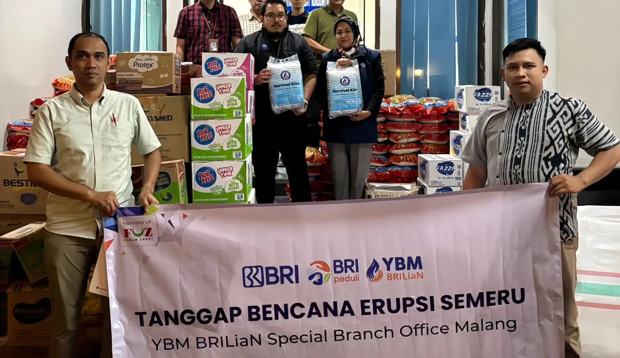 Warga menerima bantuan kasur dan perlengkapan hunian dari BRI Peduli untuk membantu mereka beristirahat lebih nyaman di pos pengungsian. (Foto:Dok.BRI)
