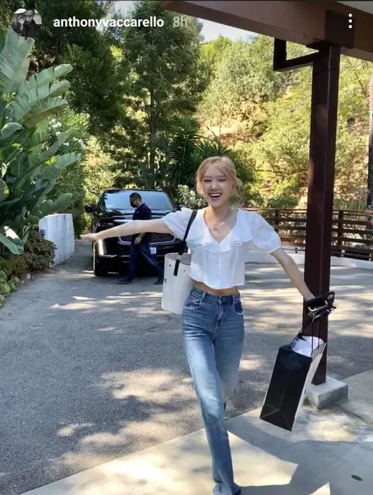 Ternyata dua pentolan BLACKPINK itu membeli sebuah kado yang diberikan untuk anak Anthony Vaccarello, yaitu fashion designer serta creative director Saint Laurent yang baru lahir. (Foto: Instagram.com/anthonyvaccarello/lmp)