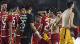 Bek Bhayangkara FC, Vladimir Vujovic, bertukar jersey dengan bek Persija Jakarta, Ismed Sofyan, usai laga Liga 1 di SUGBK, Jakarta, Jumat (23/3/2018). Hal ini menarik karena keduanya sempat terlibat konflik. (Bola.com/Vitalis Yogi Trisna)