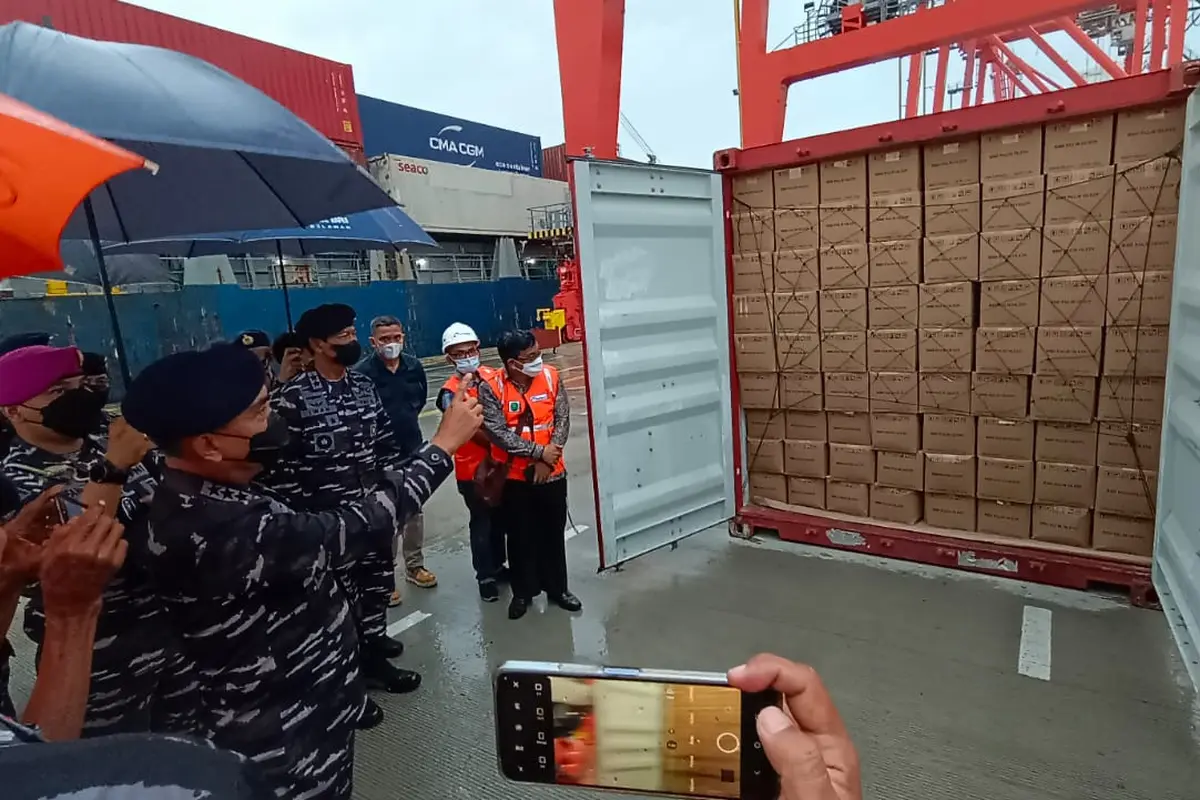 Penangkapan kapal muat puluhan kontainer bahan baku minyak goreng