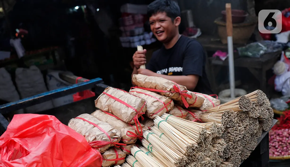 Di momen Idul Adha pedagang tusuk sate dan arang kerap meraup cuan yang naik signifikan. (Liputan6.com/Angga Yuniar)