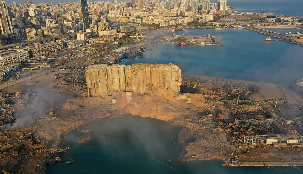 Gambar drone memperlihatkan tempat ledakan yang mengguncang pelabuhan Beirut, Lebanon, Rabu (5/8/2020). Ledakan dahsyat yang terjadi pada Selasa, 4 Agustus 2020, tersebut sejauh ini menewaskan 78 orang dan dan lebih dari 4.000 lainnya terluka. (AP Photo/Hussein Malla)