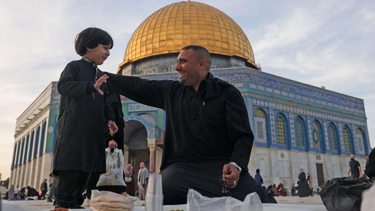 Buka puasa bersama di kompleks Masjid Al Aqsa