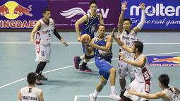 Pebasket Satria Muda Pertamina, Arki Dikania, berusaha melewati hadangan pemain M88 Aspac pada laga IBL Musim 2016 di Hall A Senayan, Jakarta, Sabtu (9/1/2016). (Bola.com/Vitalis Yogi Trisna)