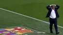 Reaksi pelatih Barcelona, Gerardo Martino saat memimpin timnya melawan Atletico Madrid di laga terakhir La Liga musim 2013-2014 di stadion Camp Nou, Barcelona, (18/5/2014). (AFP PHOTO/Quique Garcia)