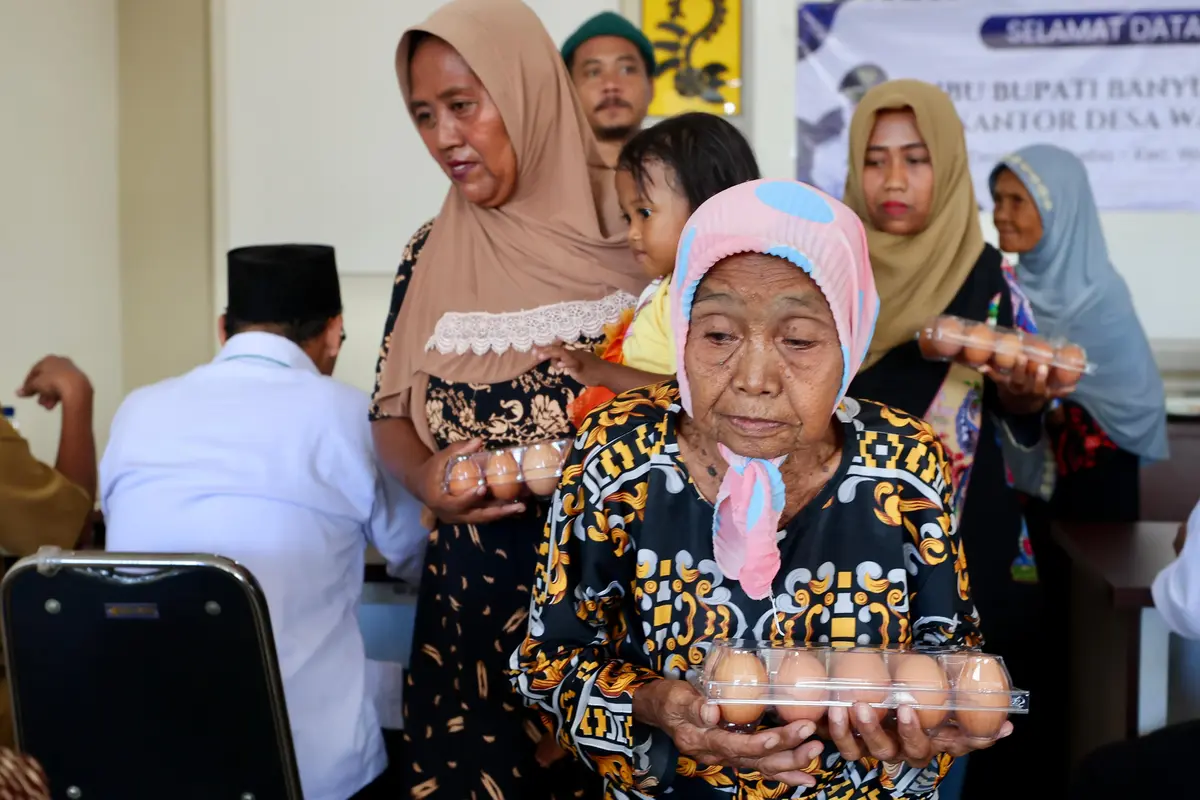 Warga miskin di Desa Watukebo Banyuwangi, dapat jatah telor dari hasil ternak ayam betelur (Istimewa)