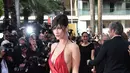 Penampilan Bella Hadid begitu menyita perhatian mata kamera paparazi, Bella tampil cantik di Festival Film Cannes dengan balutan gaun merah. Namun dirinya malah memperlihatkan bagian sensitifnya. (AFP/Bintang.com)