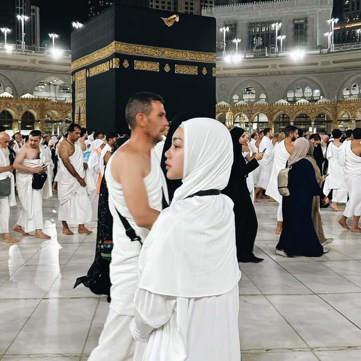 8 Potret Naura Ayu Pakai Hijab Selama Umrah, Banjir Pujian Cantik Betul Masyaallah