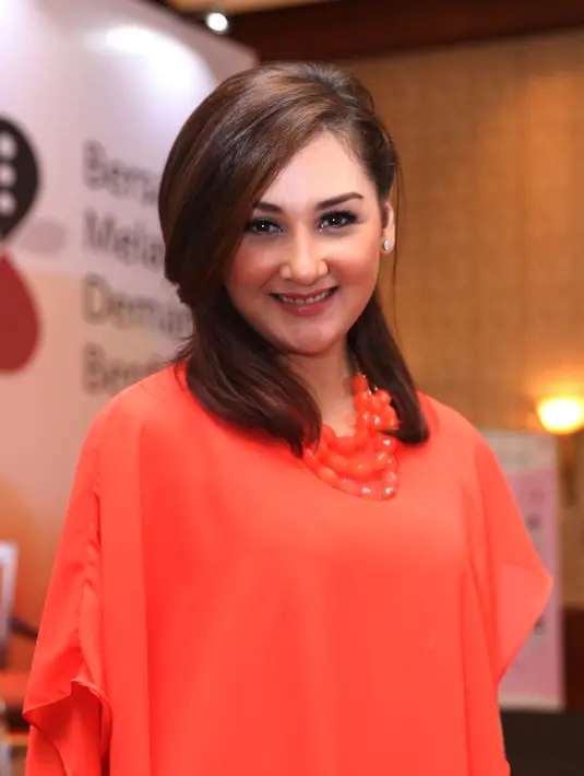 "Kalo mau tidur diceritain tuh, misalkan DBD temanya. Jadi aku pake tokoh-tokoh yang mereka suka. Minimal mereka tahu terhindar dari DBD Itu dengan jaga kesehatan dan kebersihan," tutur Mona Ratuliu di kawasan Kuningan. (Andy Masela/Bintang.com)