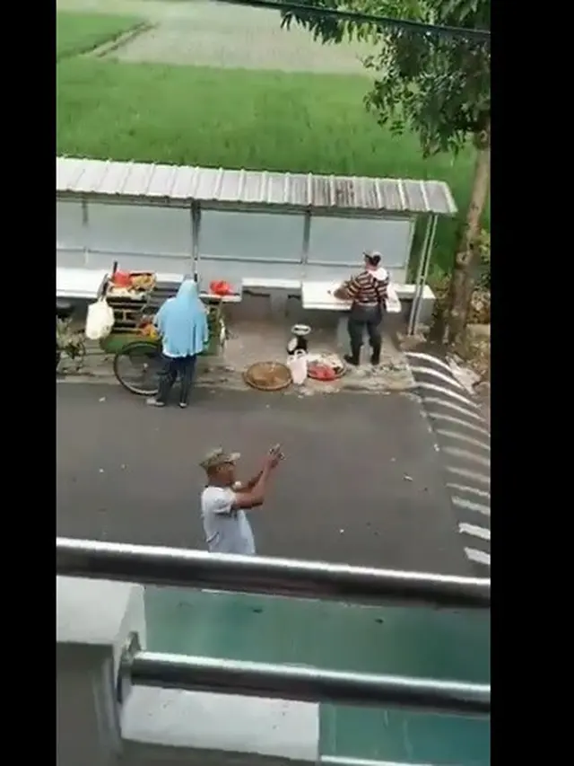 cara unik seorang nenek beli kerupuk