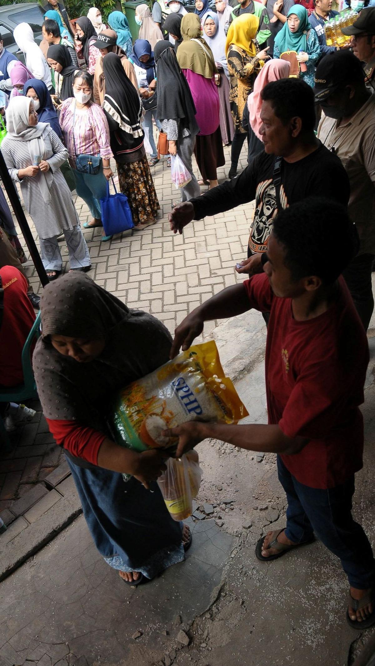 Beras ini berasal dari beras cadangan pemerintah (CBP) di gudang Perum Bulog. Foto: merdeka.com / Imam Buhori