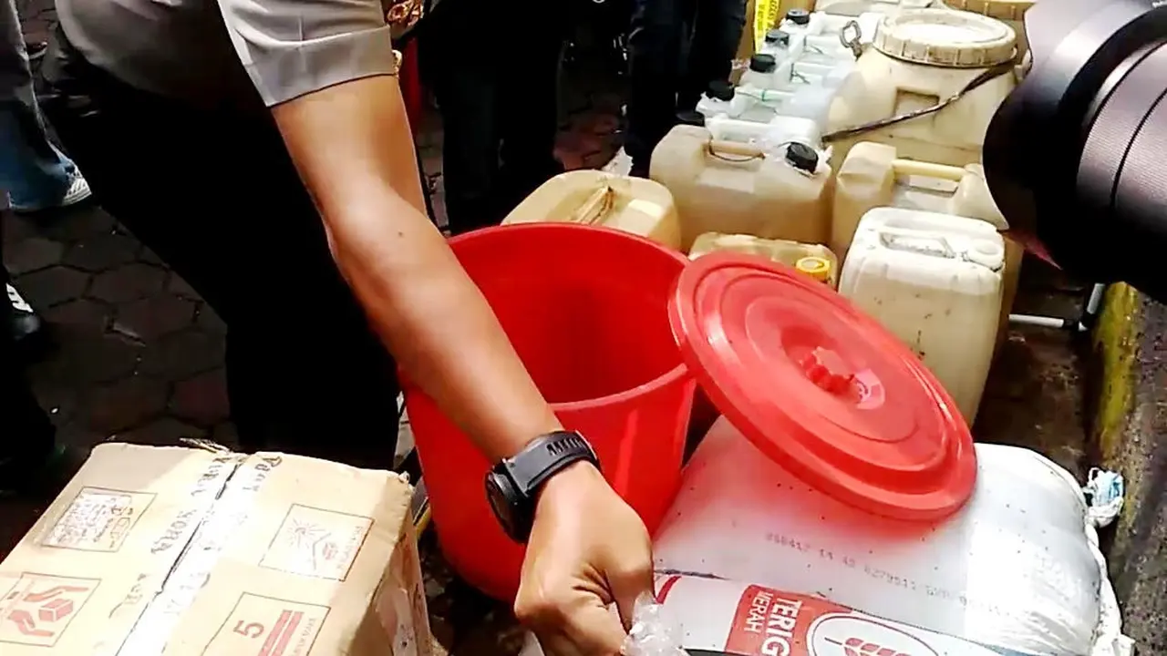 Ribuan liter ciu dan tuak Banyumas disita Polres  Banyumas. (Foto: Liputan6.com/Muhamad Ridlo)