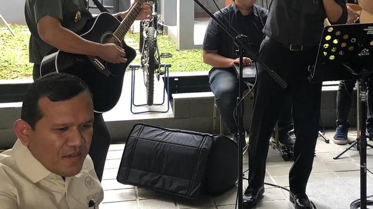 Potret Gaya Jenderal Agus Subiyanto Main Gitar, Iringi Anggota DPR Karaokean di Rumahnya