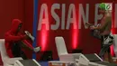 Atlet Indonesia Jendi Pangabean melakukan persiapan sebelum babak final putra 100 meter gaya bebas S9 para renang Asian Para Games 2018 di Aquatic Center, GBK, Jakarta, Senin (8/10). Jendi meraih perak dalam kelas tersebut. (Merdeka.com/Imam Buhori)