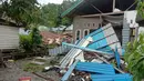 Kondisi bangunan rumah yang rusak di Majene sehari setelah gempa bumi magnitudo 6,2 mengguncang Sulawesi Barat, Sabtu (16/1/2021). Petugas Badan Penanggulangan Bencana Daerah (BPBD) masih mendata jumlah kerusakan dan korban akibat gempa bumi tersebut. (Aswan APRIANTO/AFP)