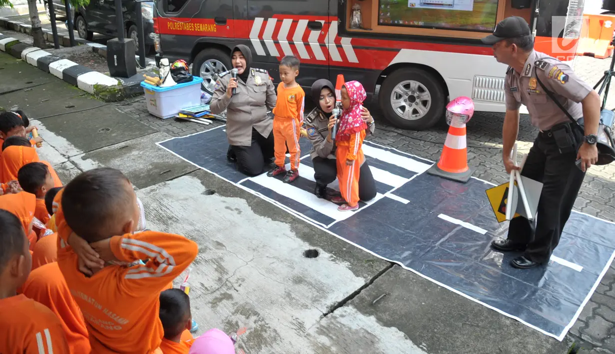 Polisi wanita (polwan) mengajarkan tertib lalu-lintas kepada anak-anak TK ABA Uswatun Hasanah Tembalang saat kunjungan ke Polrestabes Semarang, Selasa (9/4). Polisi memberi penyuluhan dan pembinaan kepada anak-anak untuk taat berlalu lintas sejak dini. (Liputan6.com/Gholib)