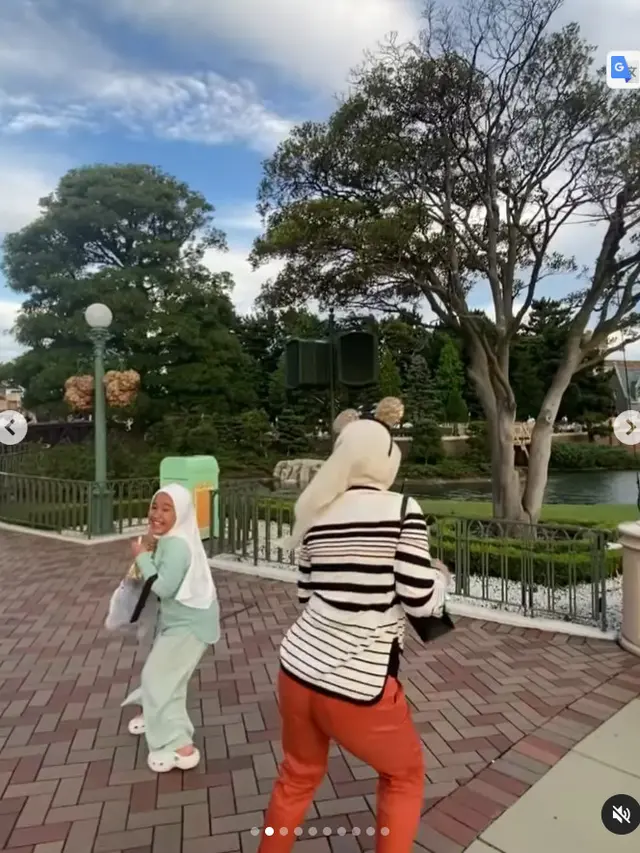 Potret Syahrini bermain di Disneyland Jepang bersama keponakannya. (Foto: Instagram/princessyahrini)