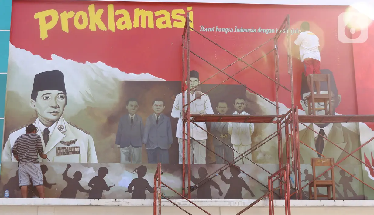 Pekerja tengah membuat mural detik detik proklamasi kemerdekaan Republik Indonesia di Pondok Aren, Tangerang Selatan, Rabu (22/7/2020). Pembuatan mural tersebut untuk menyambut HUT Kemerdekaan RI ke-75 pada bulan Agustus mendatang. (Liputan6.com/Angga Yuniar)