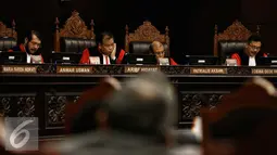Ketua MK, Arief Hidayat memimpin putusan 3 gugatan perkara PHP kepala daerah 2015, Jakarta, Senin (22/2). Ketiga permohonan gugatan yang akan diputus adalah Kabupaten Halmahera Selatan, Mamberamo Raya, dan Kuantan Singingi. (Liputan6.com/Faizal Fanani)