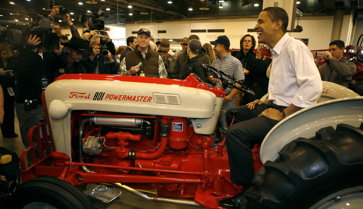 Kandidat presiden dari Partai Demokrat AS Senator Illinois Barack Obama melihat peralatan pertanian saat berkunjung ke Huston Livestock Show dan Rodeo di Houston, Texas, pada tanggal 04 Maret 2008. (AFP Photo/Emmanuel Dunand)