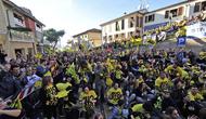 Fans Valentino Rossi berkumpul di Tavullia, Italia. (Corriere.it)