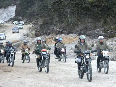Presiden Jokowi didampingi Panglima TNI Jenderal Gatot Nurmantyo, Menteri PUPR Basuki Hadimuljono dan KSAD Jenderal TNI Mulyono mengendarai motor trail saat meninjau pembangunan jalan Trans Papua ruas Wamena-Mamugu 1, Papua, Rabu (10/5). (Dok. Biro Pers)