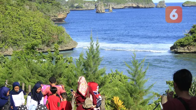 Serunya Liburan di Pantai Teluk Asmara, Raja Ampatnya Jawa Timur