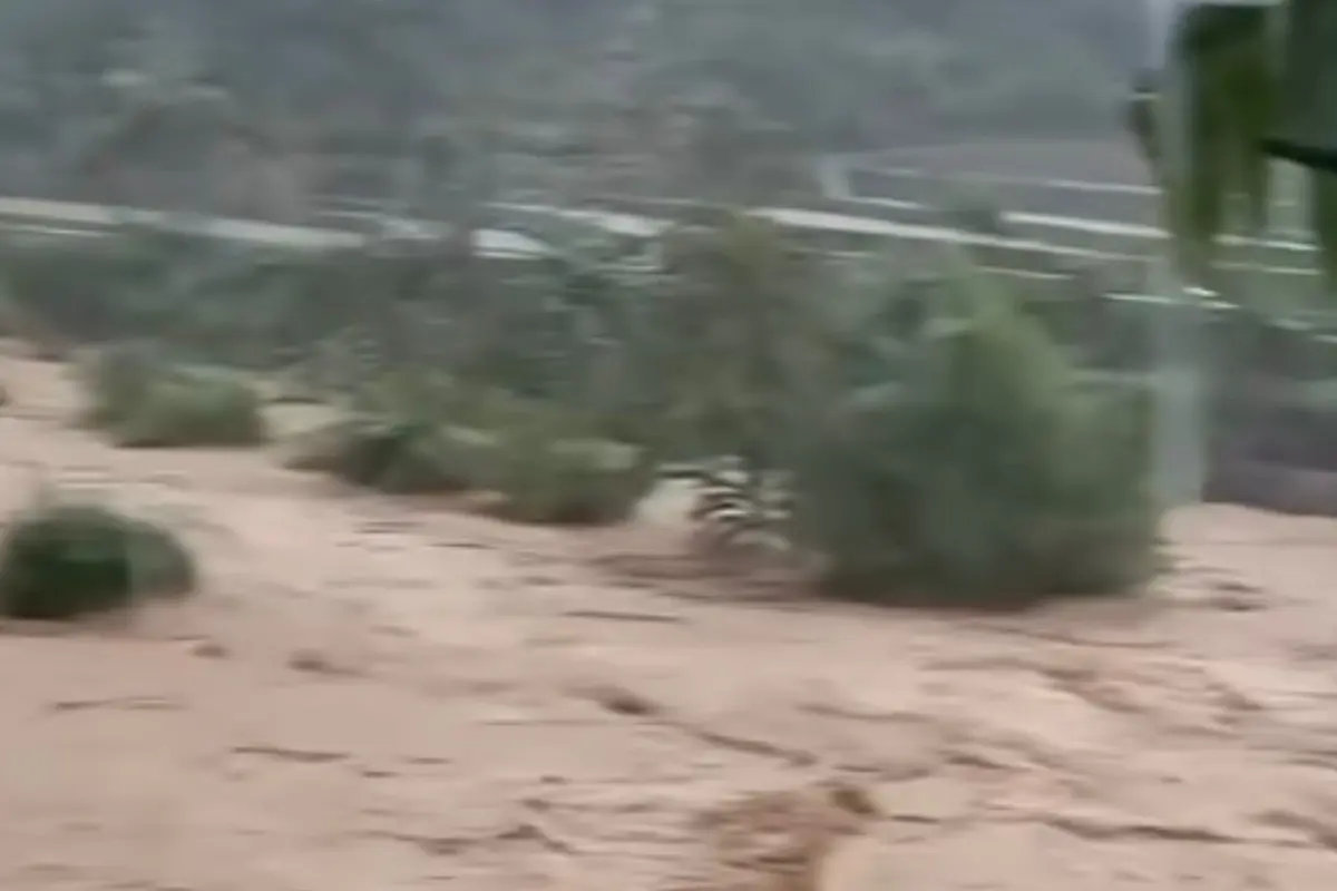 Banjir menerjang kawasan Lembah Curugan Gunung Putri, Cililin, Kabupaten Bandung Barat.