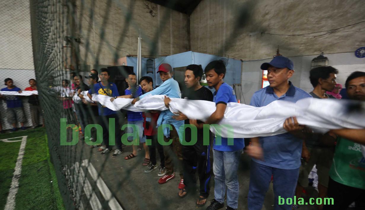 Pelatih Rahmad Darmawan ikut dalam kegiatan menjahit bendera Merah-Putih raksasa di Tangerang, Sabtu (31/10/2015). Selain ingin mencatat rekor dunia, temanya adalah "One Soul, One Nation Untuk Sepakbola Indonesia".(Bola.com / Nicklas Hanoatubun)