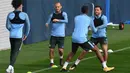 Pemain Manchester City, Kyle Walker (kanan) serius berlatih bersama rekannya di City Football Academy, Manchester, (25/9/2017). City akan melawan Shakhtar Donetsk pada grup F Liga Champions. (AFP/Paul Ellis)