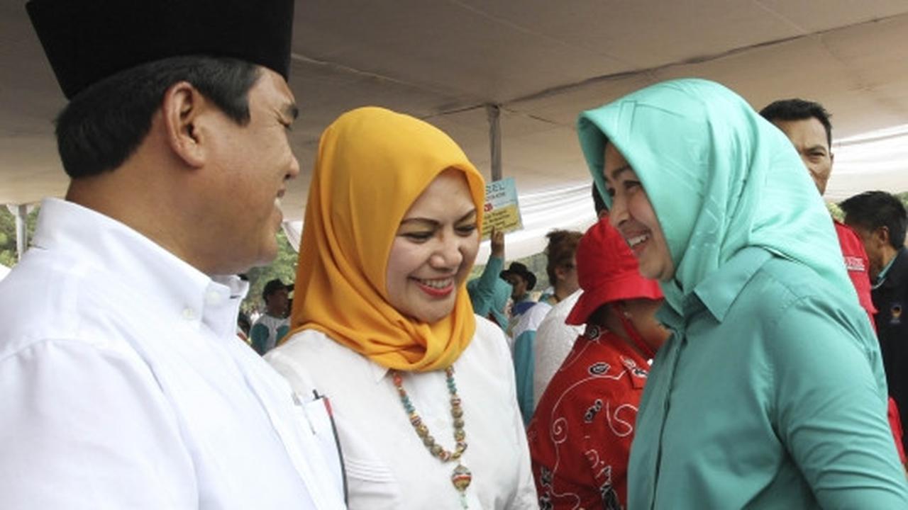 Tiga wanita cantik calon pemimpin Tangsel pawai keliling kota