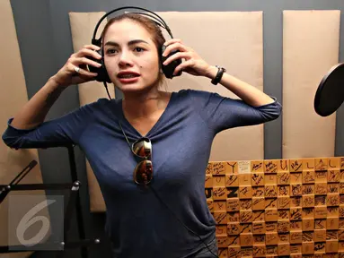 Nikita Mirzani saat melakukan rekaman lagu terbarunya di Kawasan Cipete, Jakarta, Rabu (13/1/2016). Nikita Mirzani kembali terjun di dunia entertainment melalui tarik suara dengan membawakan lagu bergenre Dangdut Remix. (Liputan6.com/Immanuel Antonius)