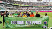 Bonek dan The Jakmania menyerukan perdamaian suporter Indonesia di Stadion Gelora Bung Tomo, Surabaya, Jumat (22/11/2024) sore. (Bola.com/Aditya Wany)