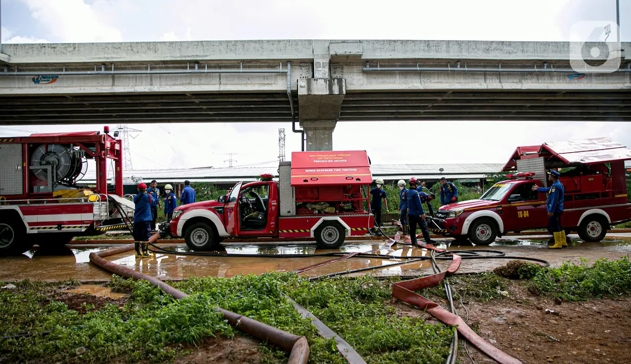 Petugas pemadan kebakaran menyedot air banjir di kawasan Cipinang Melayu, Jakarta, Minggu (21/2/2021). Suku Dinas Pemadam Kebakaran Jakarta Timur mengerahkan 20 mobil pompa untuk menyedot air yang membanjiri RW 04 Kelurahan Cipinang Melayu untuk mengurangi debit air. (Liputan6.com/Faizal Fanani)