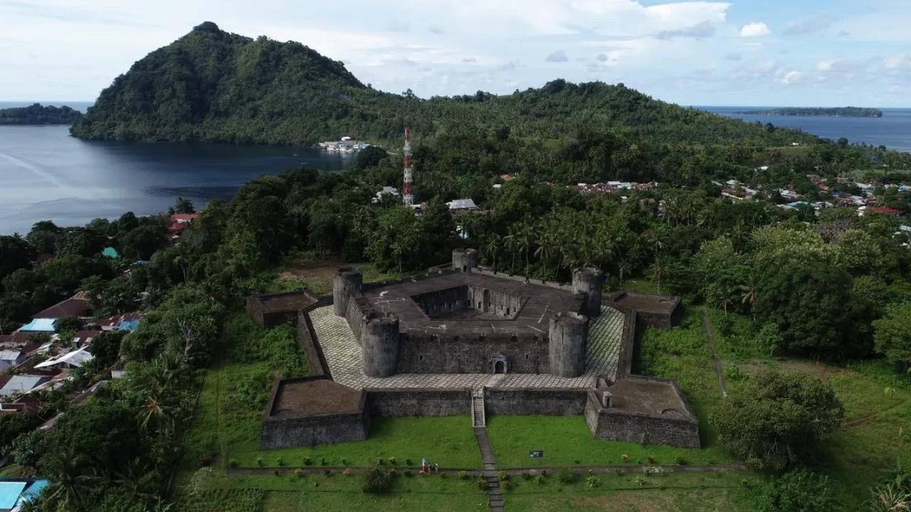 5. Banda Neira