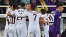 Para pemain AS Roma, merayakan gol Kostas Manolas saat melawan Fiorentina pada laga Serie A di Artemio Franchi stadium, Florence, (5/11/2017). AS Roma menang 4-2. (Maurizio Degl'Innocenti/ANSA via AP)