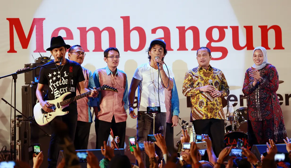 Menteri Desa, Pembangunan Daerah Tertinggal dan Transmigrasi Indonesia, Marwan Jafar turut mengisi panggung bersama Slank dan mereka membawakan salah satu lagu hits ‘Balikin’ yang menjadi favorit sampai sekarang. (Deki Prayoga/Bintang.com)