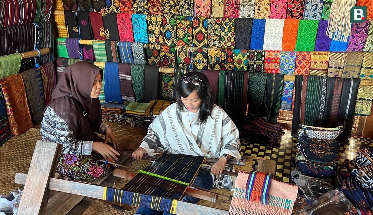 Bola.com berkesempatan belajar menenun. Keterampilan menenun menjadi salah satu syarat bagi perempuan Suku Sasak untuk dapat menikah yang masih terpelihara hingga kini. (Bola.com/Iqri Widya)