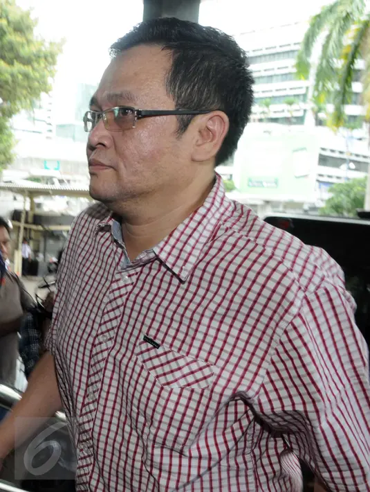 Terdakwa kasus korupsi pengadaan alat kesehatan Pemprov Banten, Dadang Prijatna berjalan masuk ke Gedung KPK, Jakarta, Jumat (26/2). Tangan kanan Tubagus Chaeri Wardana alias Wawan itu diperiksa sebagai saksi kasus TPPU. (Liputan6.com/Helmi Afandi)