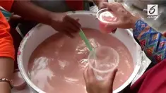 Ribuan warga  di Jombang Jawa Timur, rela berdesakan  untuk berebut dawet empat warna demi menyambut tradisi datangnya bulan Muharram. Dalam tradisi ini, panitia menyediakan 3000 minuman dawet di sepanjang jalan desa dan boleh disantap warga secara g...