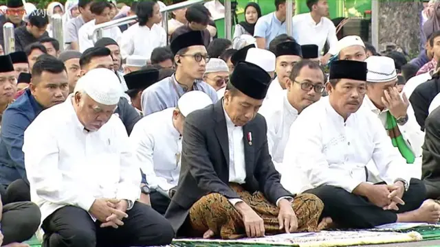 Presiden Joko Widodo atau Jokowi menunaikan ibadah salat Idul Adha di Semarang, Jawa Tengah. Tepatnya di Masjid Raya Baiturrahman, kawasan Simpang Lima Semarang, Jawa Tengah, Senin (17/6/2024).