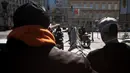 Pengemudi mengendarai kereta kuda di sebuah jalan di distrik ke-3 di Wina, Austria pada 8 April 2020. Kereta yang disebut Fiaker yang biasanya mengangkut turis semenjak pandemi Corona beralih fungsi menjadi pengantar makanan untuk lanjut usia di daerah tersebut. (ALEX HALADA/AFP)