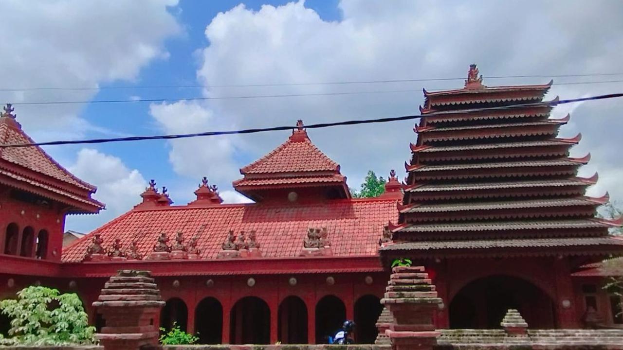 Berdiri di Atas Sungai