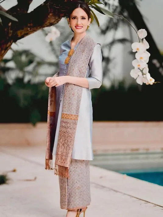 Cinta wastra nusantara, intip gaya Bianca Adinegoro istri eks Mendag Muhammad Lutfi yang kerap tampil stylish kenakan kain hingga kebaya. (Instagram/bianca.alinda).