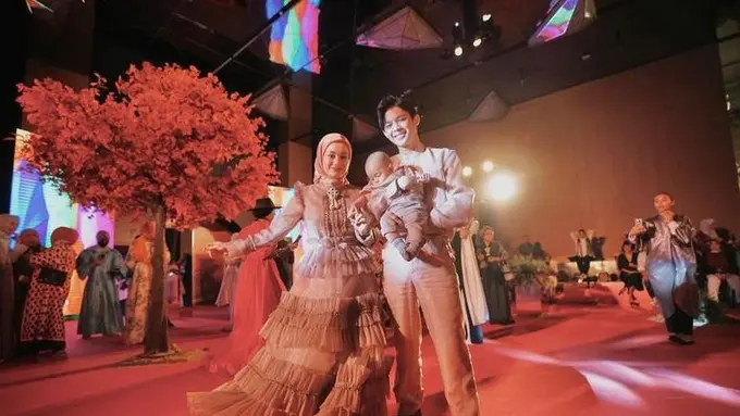 10 Pesona Dinda Hauw jadi Model Catwalk di Dubai Modest Fashion Week, Menawan!